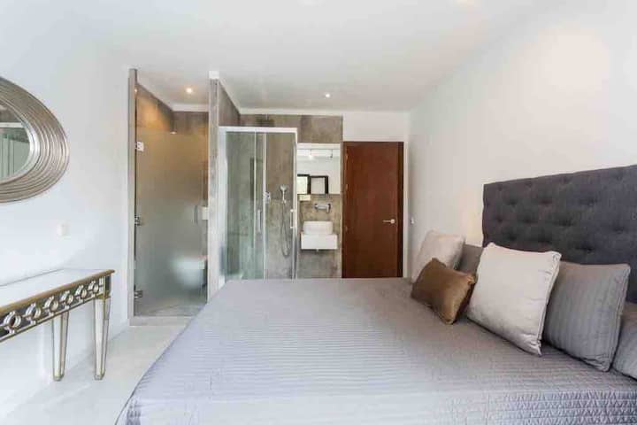 Schlafzimmer 1