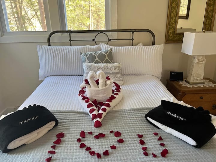 Vous fêtez quelque chose de spécial ? N'hésitez pas à nous contacter et nous nous occuperons de la décoration.  C'était un couple qui célébrait leur premier anniversaire.  