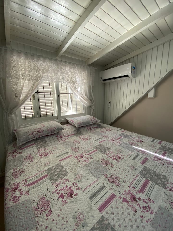 Dormitorio principal con ventiladores de techo y aire acondicionado, cama tamaño king