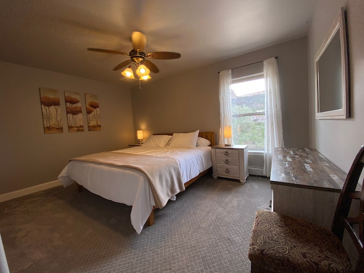 2号卧室，带有漂亮的床