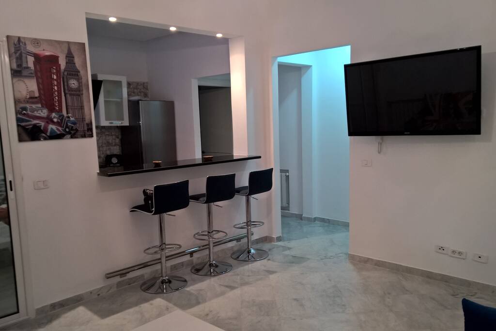 Mini bar avec 5 chaises hautes et écran plat 51 pouces