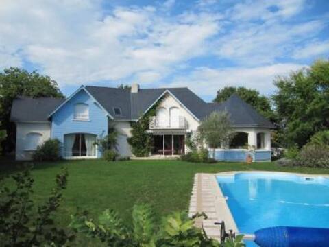 golf home with a pool