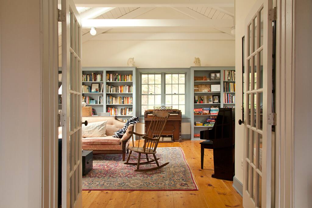Spacious, airy library / living room