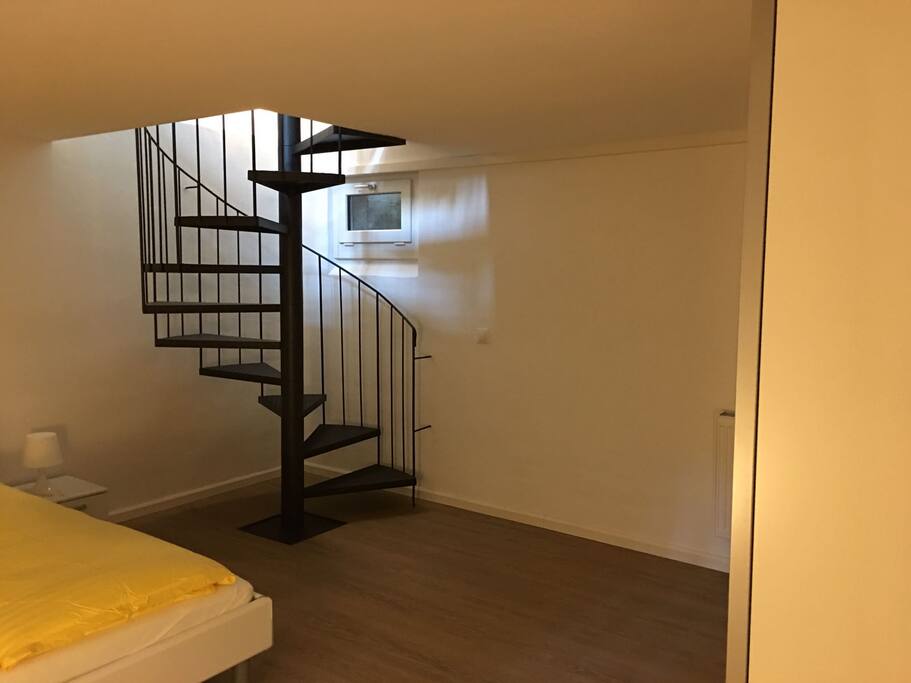 Schlafzimmer und Treppe zum Wohnzimmer