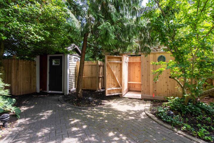 Beautiful 4BR Steps From Beach gallery image 4