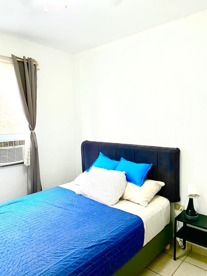 Соба бр. 2 со двоен кревет и ладилник за прозорци. 