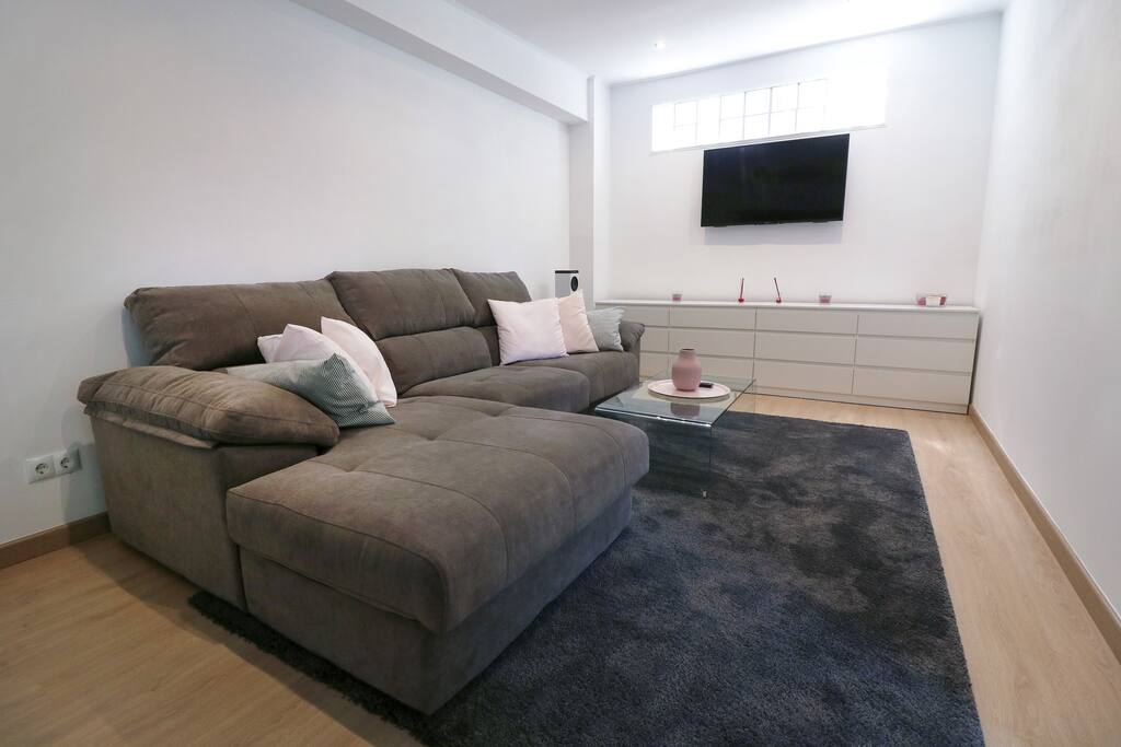 Große gemütliche Couch und TV-Ecke (mit Sony-Fernseher, deutschen Sendern und NETFLIX).