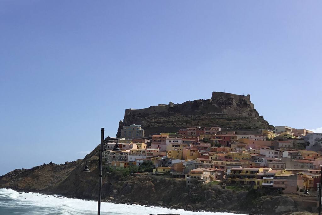 vista di Castelsardo dall'appartamento con forte mareggiata