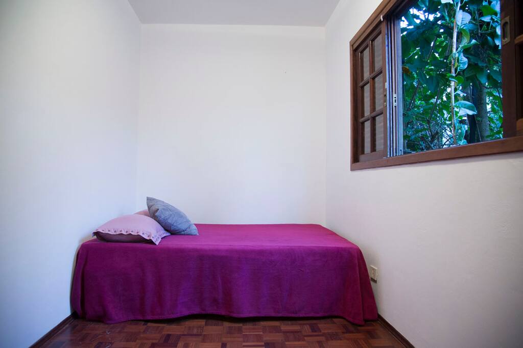 Quarto de Casal 2 - aconchegante e com janela ampla