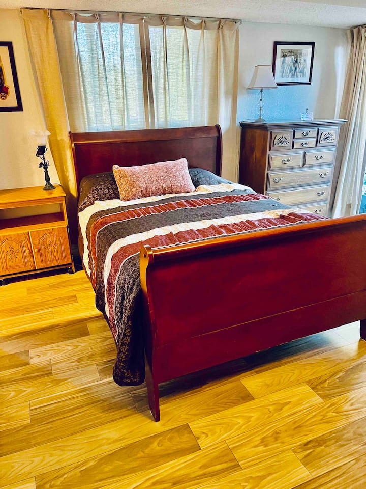 Lit complet confortable avec literie qui change avec la saison et le type de voyageur. 