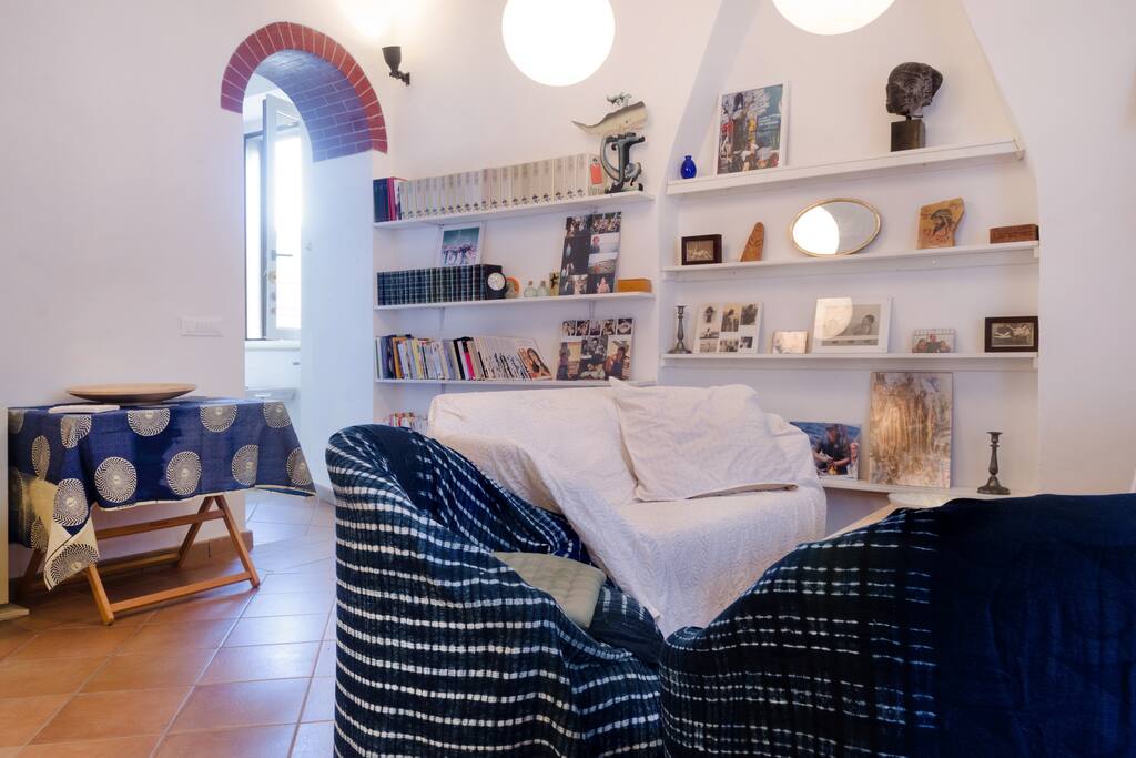 Dal salotto alla cucina
From the living room to the kitchen