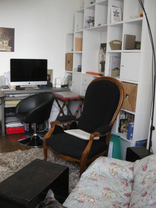 Auteurr, journaliste, mon Le séjour fait office de bureau, un peu bazar mais je range !
