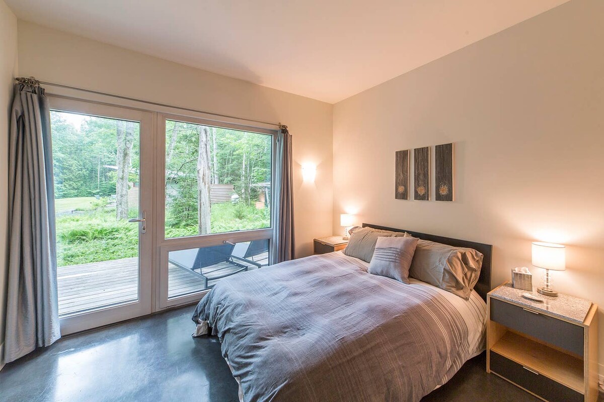 Spálňa 1 s manželskou posteľou Queen a vstavanými skriňami