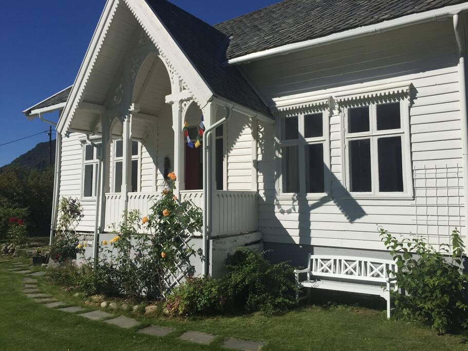 Sjarmerende sveitserhus fra 1898 med stor hage. Fullstendig oppusset og renovert de siste årene både utsendig og innvendig