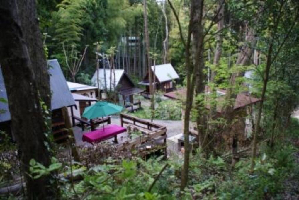 虹の谷全景 キャビンAは一番手前のグリーンパラソルの場所です。