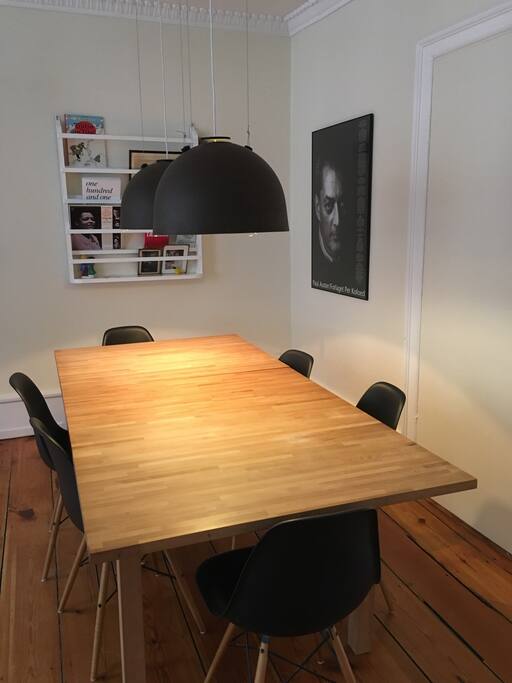 Living room with dining table, easily fits up to six people (tall baby chair available)