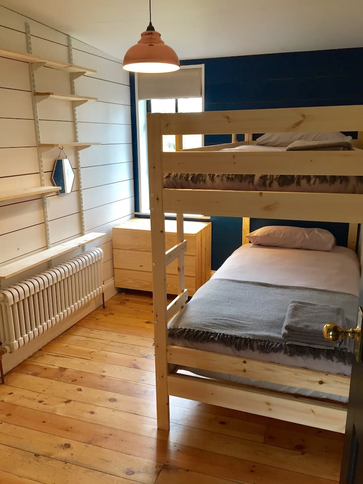 ห้องนอนเดี่ยวพร้อมเตียงสองชั้น เตียงจะนอนกับผู้ใหญ่ด้วย