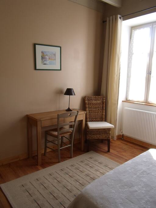 le bureau dans la salle Vanille des Chambres d'Hostun