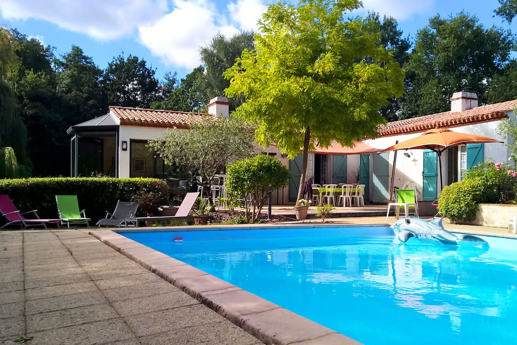 Belle maison avec piscine et tennis - Maisons à louer à ...