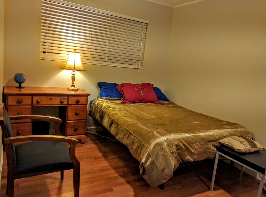 Front View - 1 BR with free wifi, office desk, chair and lamp. Ideal for a business professional