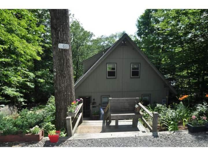 Waterfront Retreat on Chalk Pond Cottages for Rent in Newbury, New Hampshire, United States