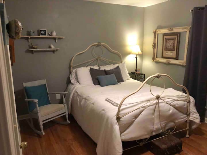 1-ელ ოთახს აქვს ცალკე სააბაზანო. 