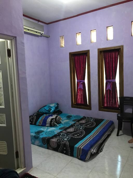 Menyediakan kamar ber AC dan kamar mandi duduk