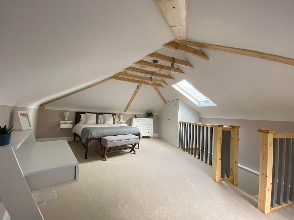 Hlavná spálňa so šatníkmi a manželskou posteľou veľkosti King.