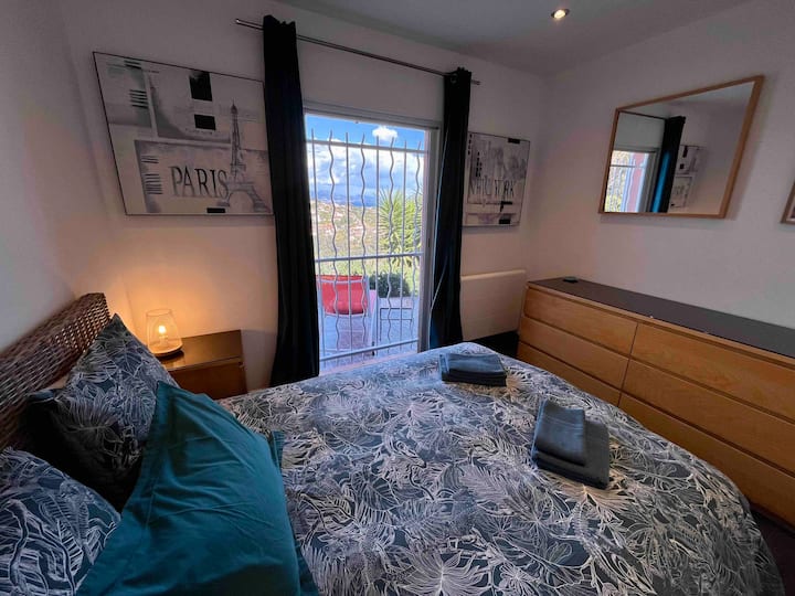 Hostia môžu v lete spať v lete otvorené vďaka grilu a sieti proti komárom. Užite si prirodzenú sviežosť kopca.