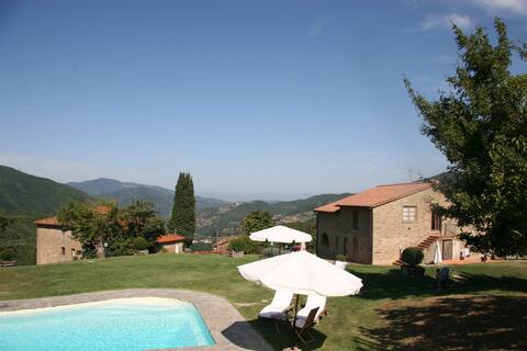 Romantic apartment in villa w pool: ARCHI