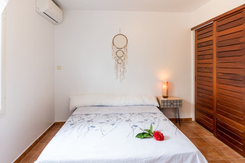 Une chambre avec placard pour ranger les maillots de bain et les tenues qui vont avec