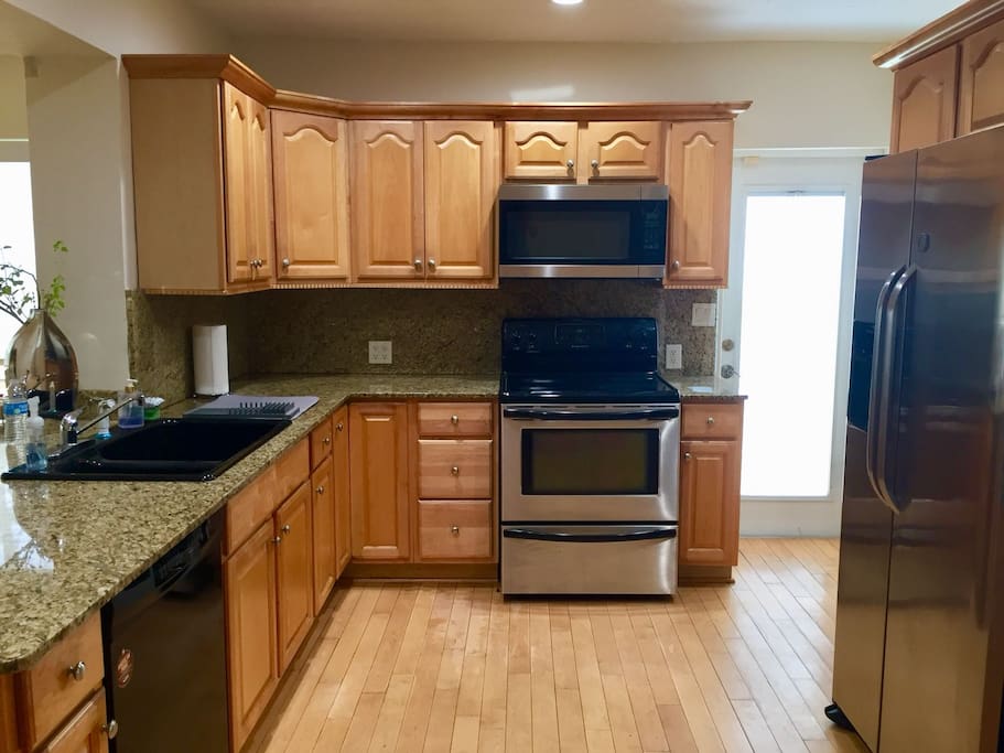 Fully equipped kitchen with refrigerator, microwave, oven, dishwasher, coffee maker, etc