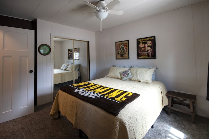 带标准双人床的第一间卧室