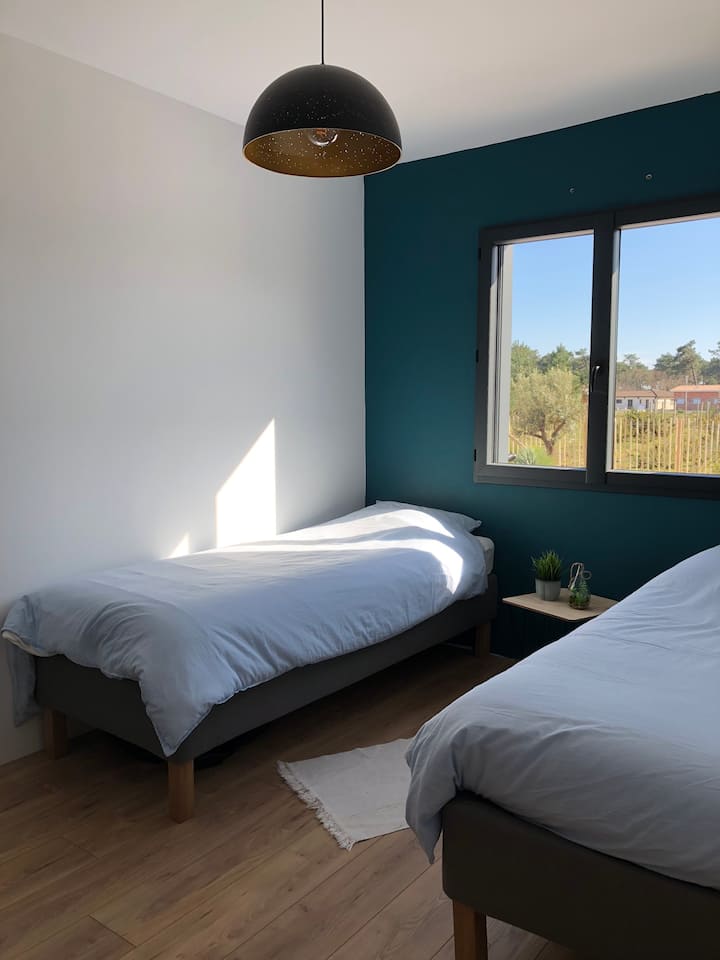 V SPÁLNI 3 : 2 jednolôžka alebo 1 posteľ 160 cm , výhľad na bazén 