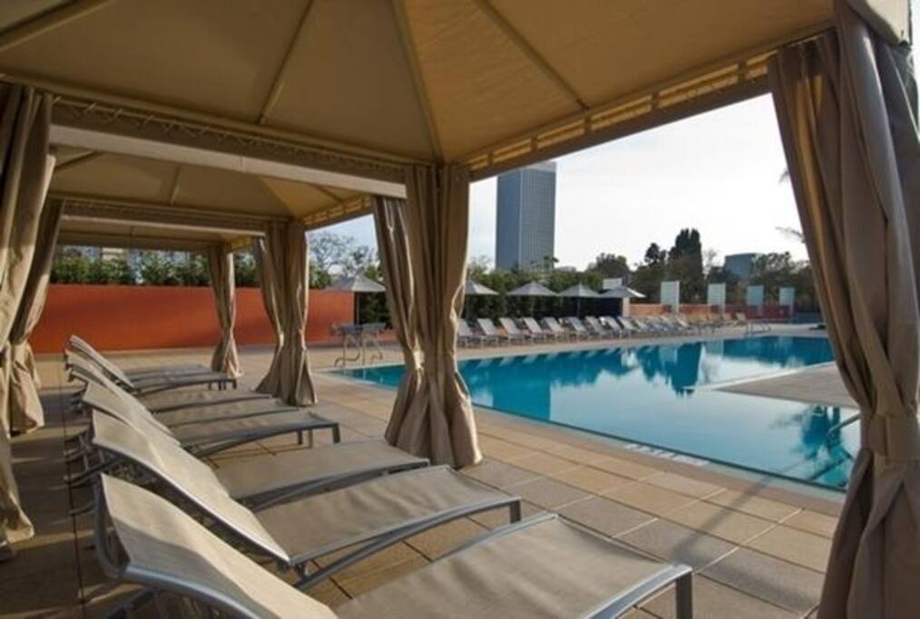 resort-style pools & jacuzzi