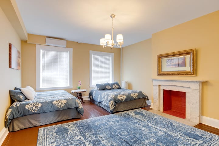 ห้องนอน #7 อยู่บนชั้น 4
เตียงควีนไซส์ 1 เตียงและเตียงเดี่ยว 1 เตียงนอนได้ 3 คน