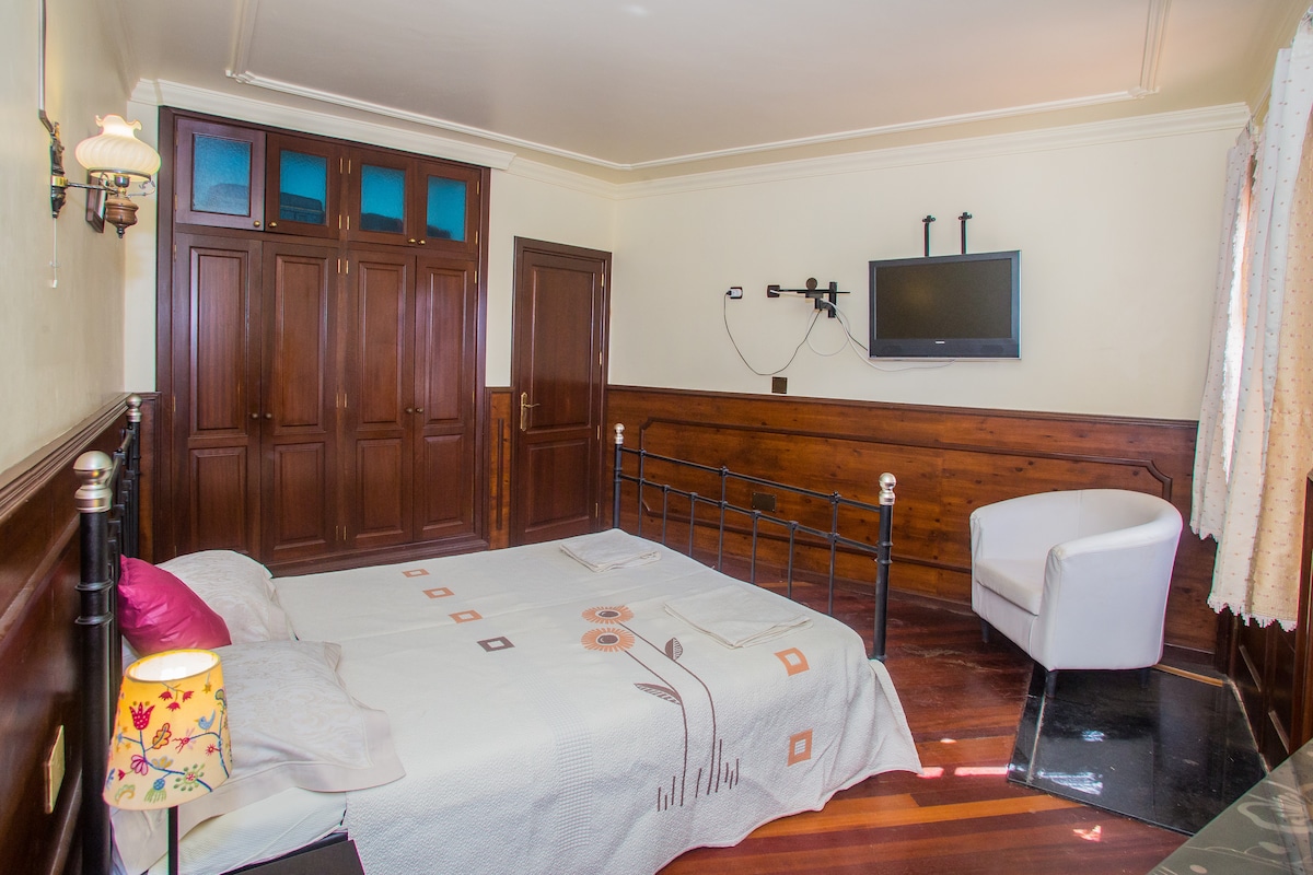 Двойно легло в 3 - та стая на горния етаж. Вратите водят и до външна тераса. Вграден гардероб и монтиран телевизор на стената