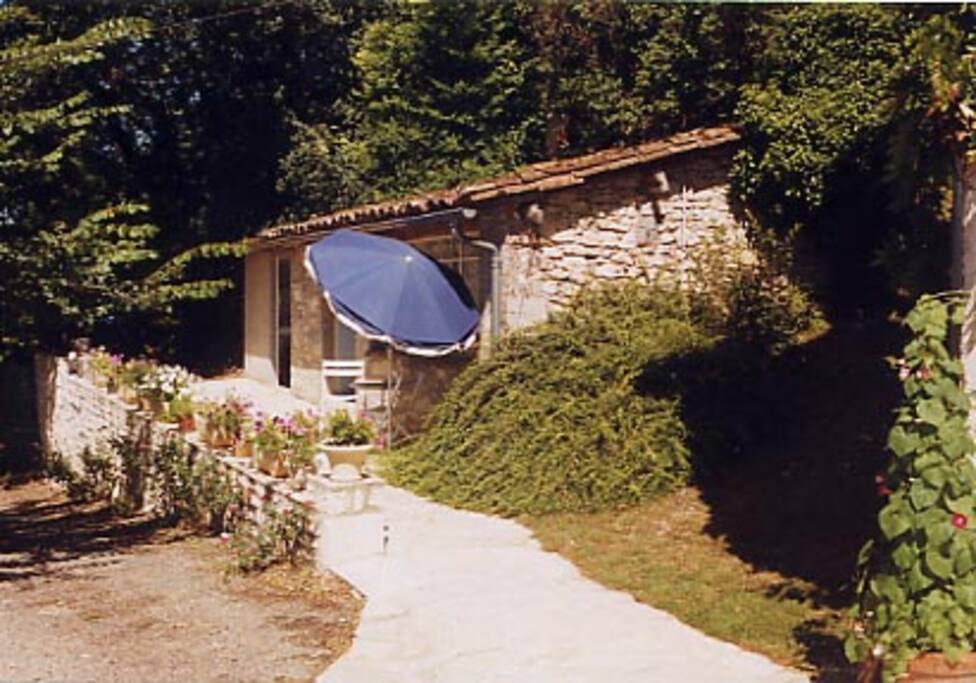 La terrasse ensoleillée de La Petite Maison.
The sunny terrace.