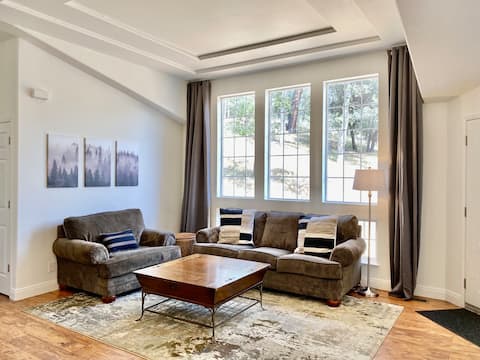 Top Airbnb: Spacious Pine Mountain Home, 21 miles to Yosemite. in Pine Mountain Lake