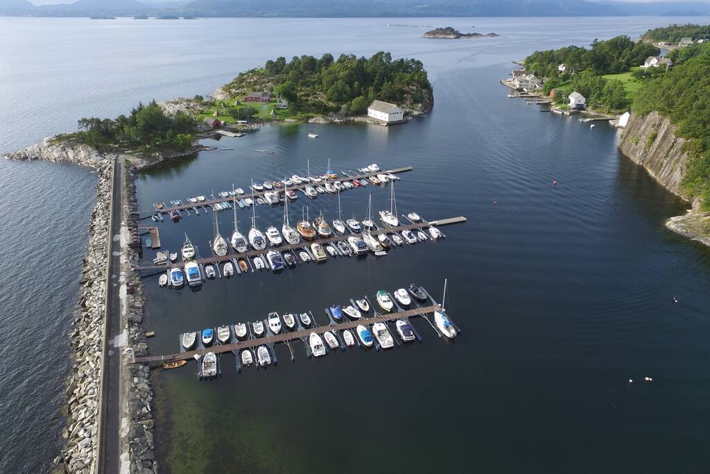 Hytten ligger på en øy med bilvei over molo