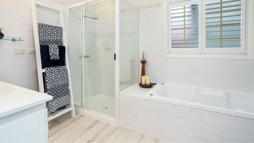 Hamptons Central Delight!! gallery image 5