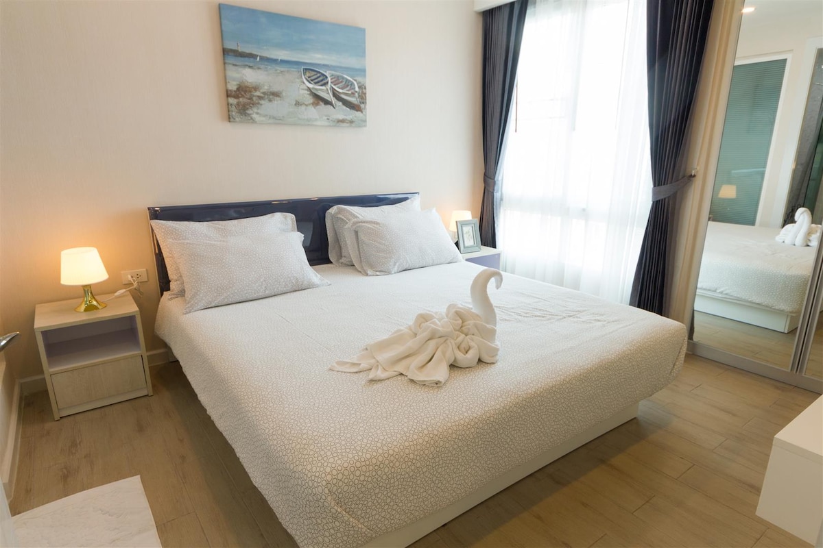 חדר שינה ראשון עם טלוויזיה אחת