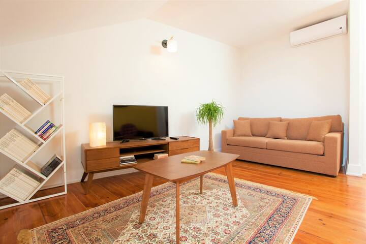 Cosy Apartment with Stunning River view in Alfama gallery image 3