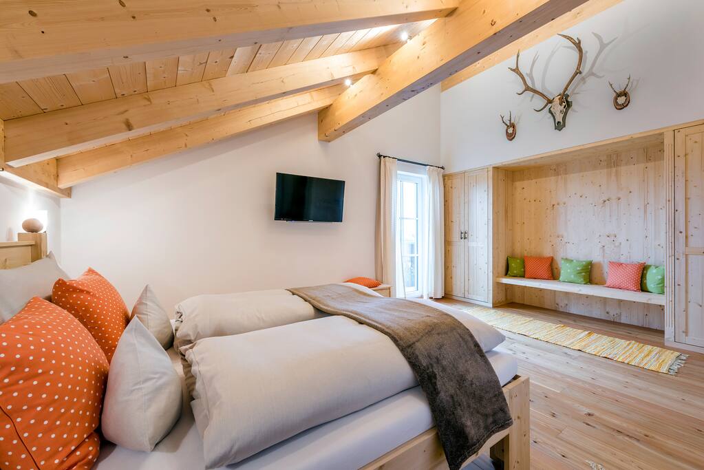 Schlafzimmer 1