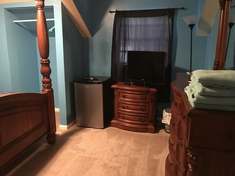 King bedroom wifi Roku tv with netflix, cable, private small refrigerator (larger fridges in house for your use also)