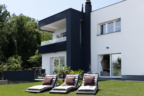 Villa Sol w/3BD 2.5BR View Deck