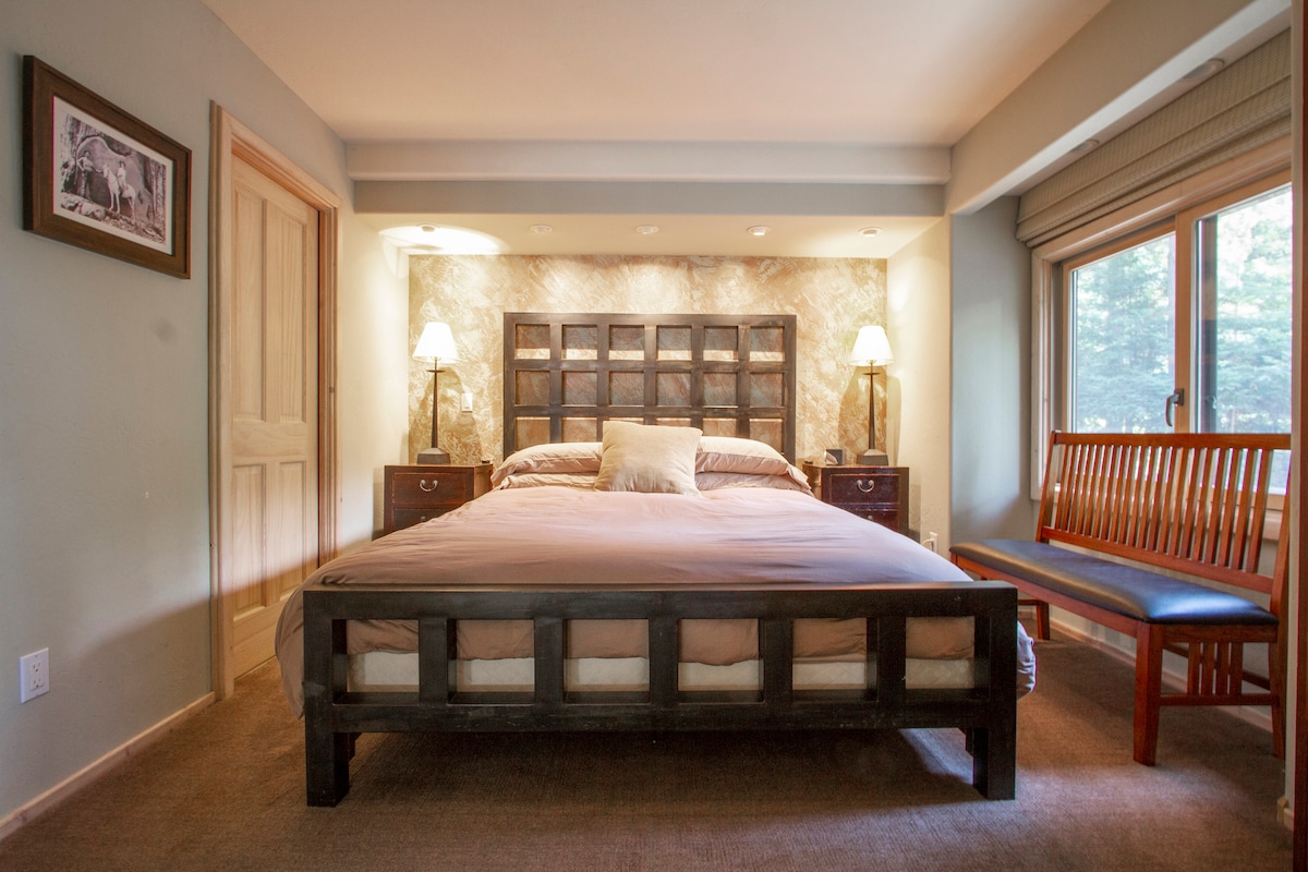 El dormitorio principal de la casa principal cuenta con una gran cama tamaño king con un marco de acero pesado.