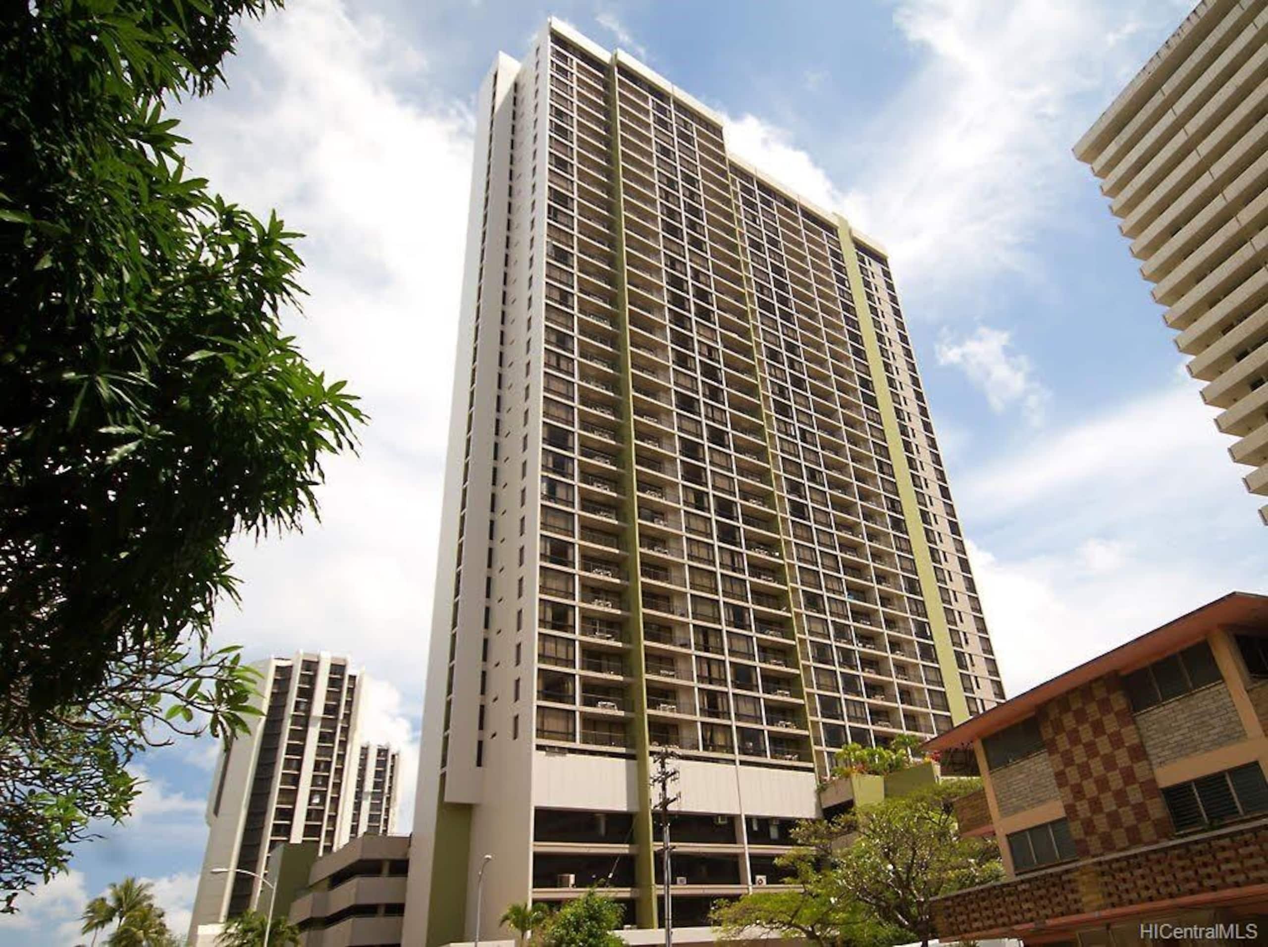 Condo in Honolulu · ★4.53 · 1 bedroom · 3 beds · 1 shared bath - Image 14