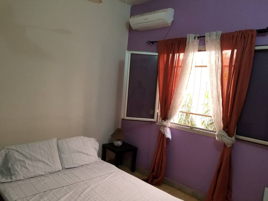 Chambre 2, climatisee, avec une armoire, une table de table, une chaise