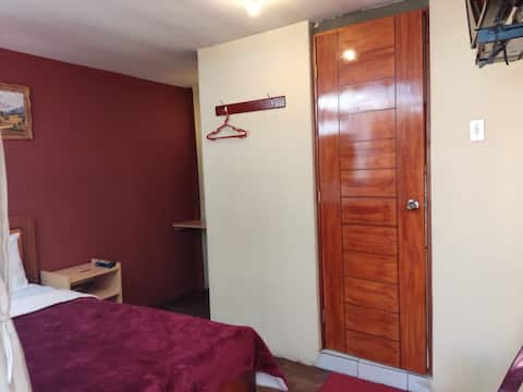Room close to the airport for 2 people.